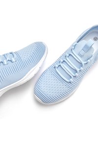 Helleblaue Sportschuhe mit einem strukturierten Strickoberteil, elastischem Schnürsystem und weißer Gummisohle. Bietet ein glattes, atmungsaktives Design.