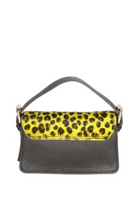 Piccola borsa a tracolla con corpo in pelle nera e una patta in pelliccia con stampa leopardata gialla e nera, dotata di una maniglia sottile e dettagli in metallo dorato.