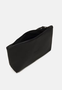 Schwarze rechteckige Tasche aus glattem, wasserfestem Material. Verfügt über einen Reißverschluss und ein dezentes, geprägtes Logo auf der Vorderseite.