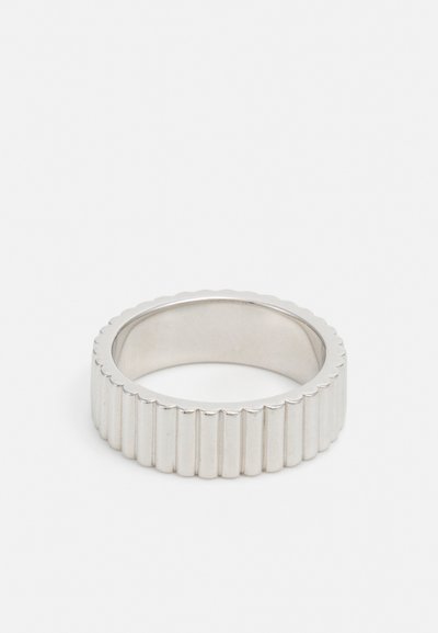 Silverring med en räfflad, flöjtad yta och en slät innerslinga. Har en lätt scallop-edged kant. Polerad metallisk yta.