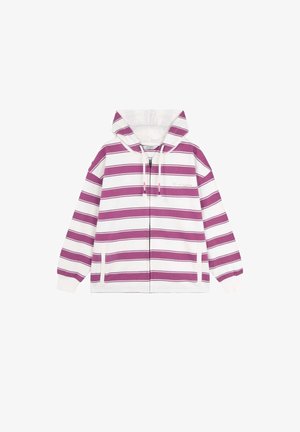 Fioletowo-biała, prążkowana krótka bluza z kapturem na białej koszulce z grafiką, do tego jasnoniebieskie, szerokie jeansy z niebieskim paskiem po bokach oraz białe tenisówki.