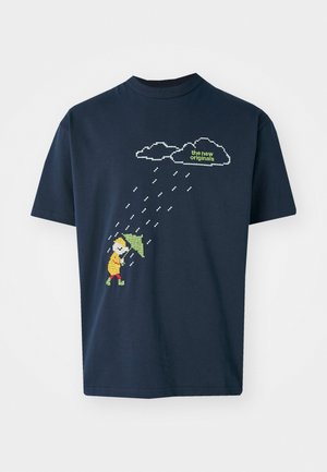 T-shirt en coton bleu marine avec un graphique pixellisé d'une silhouette portant un parapluie sous des nuages et des gouttes de pluie, avec un texte au-dessus en vert clair.