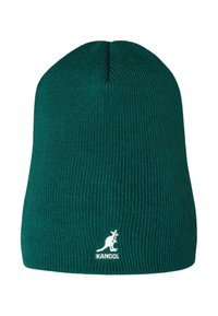 Gorro Kangol en verde oscuro, textura de punto, con corona redonda, presenta un pequeño logotipo blanco en la parte frontal, diseñado para la comodidad y el calor.