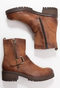 Pier One Botines con plataforma - cognac