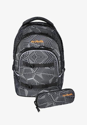 Zaino nero e astuccio con motivi geometrici a griglia bianchi e logo arancione "McNeill" su sfondo bianco.