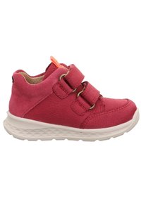 Rote Kindersneaker mit doppelten Klettverschlussriemen, strukturierter weißer Sohle und gepolstertem Kragen für Knöchelsupport.