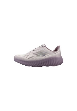 Zapatilla de running Skechers color lila claro con parte superior de malla, suela gruesa texturizada y logo en el lateral, vista desde el perfil izquierdo.