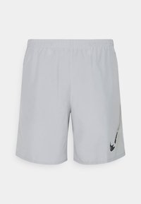 Pantalones cortos deportivos de color gris claro con una cinturilla elástica y un logo de swoosh negro de Nike en la parte inferior de la pierna derecha.