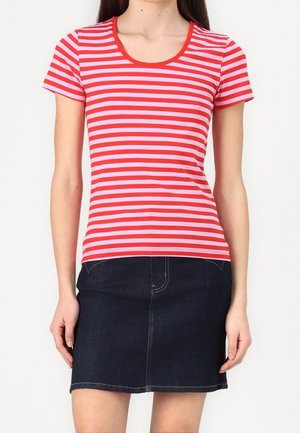 Czerwono-różowa koszulka w paski z dekoltem typu łódka, zestawiona z ciemną spódnicą dżinsową. Krótkie rękawy, dopasowany krój, gładka faktura.