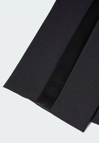 Trois échantillons de tissu noir se chevauchant avec différentes textures sur un fond gris clair.