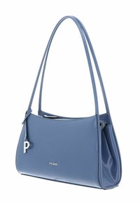 Sac à main en cuir bleu au design structuré et à la texture lisse. Doté d'une fermeture éclair avec une pièce métallique argentée et d'un petit logo métallique en accent.