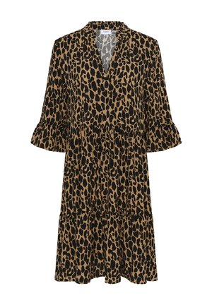 Vestido con estampado de leopardo en beige con manchas negras, cuenta con escote en V, mangas tres cuartos y un dobladillo en capas. La tela parece ligera.