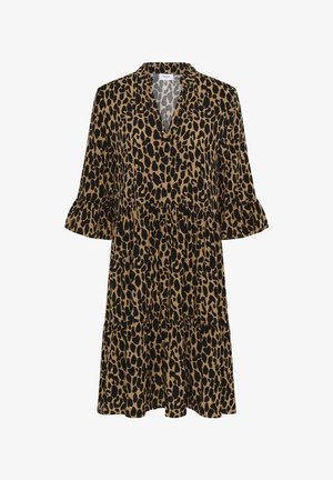 Leopardmønstret kjole i beige med sorte pletter, har en V-hals, trekvart ærmer og en lagdelt nederdel. Stoffet ser let ud.