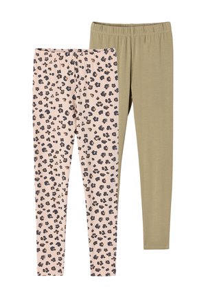 Zwei Paar Leggings in voller Länge mit elastischen Bund; eines beige mit schwarzen und braunen Leopardenflecken, eines einfarbig olivgrün.