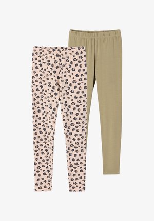 Zwei Paar Leggings in voller Länge mit elastischen Bund; eines beige mit schwarzen und braunen Leopardenflecken, eines einfarbig olivgrün.