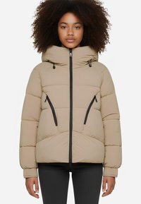Giacca a vento beige con cappuccio, dotata di chiusura frontale con zip e due tasche con zip nere. Design trapuntato e polsini elasticizzati.