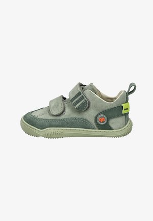 Zapatilla infantil de gamuza gris y verde con dos cintas de velcro, suela texturizada y lazo en el talón para facilitar su puesta.