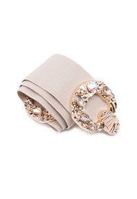 Cintura elastica beige con fibbia metallica decorativa, dotata di accenti di gemme trasparenti e iridescenti in un motivo floreale.
