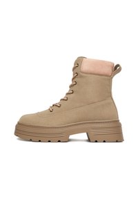 Botine din suede bej cu accent de suede roz deschis în partea de sus. Dispun de talpă groasă și șireturi care urcă pe față.