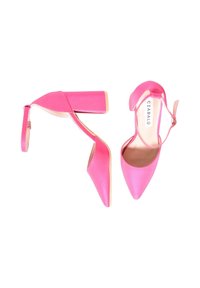 Scarpe con tacco alto rosa con una finitura lucida, punta affusolata e tacco a blocco. Cinturino alla caviglia con dettaglio fibbia. Texture liscia in tutto.