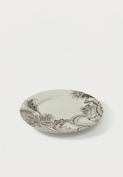 Assiette ronde beige avec des motifs floraux et cachemire bruns complexes le long du bord sur un fond blanc.