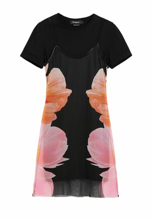 Fekete rövid ujjú felső átlátszó réteggel, amely nagy rózsaszín és narancssárga virágmintákat ábrázol sötét alapon.