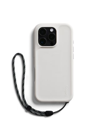 Weißes Smartphone-Gehäuse mit Dreifachkamera, angebrachtem schwarz-weiß geflochtenem Handschlaufe, auf weißem Hintergrund.