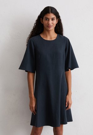 Robe bleu foncé à manches courtes avec un col rond, texture lisse, coupe évasée et détails de coutures verticales.