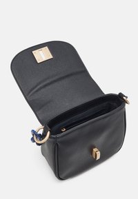 Borsa crossbody nera con texture, flap aperto, chiusura in tono oro e dettaglio ad anello blu sulle cinghie laterali, che mostra una tasca interna con zip.