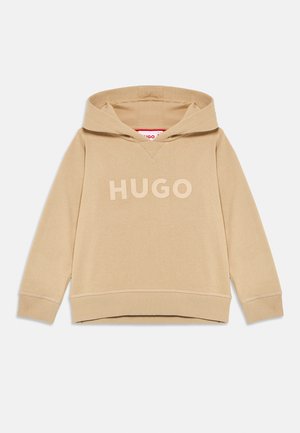 Sweatshirt beige à capuche avec des manches longues et des poignets côtelés, présentant un texte en relief "HUGO" au centre à l'avant.