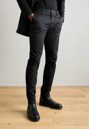 ESSENTIALS STUART  - Chinos - black