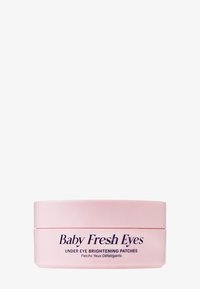 Roze ronde container met het label "Baby Fresh Eyes" en "Onder Oog Verhelderende Patches" in donkerblauwe tekst, subtiele matte textuur, eenvoudig ontwerp.