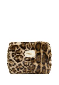 Pequeño pouch rectangular cubierto de pelaje sintético con estampado de leopardo, con una etiqueta cosida que dice "grain de malice."