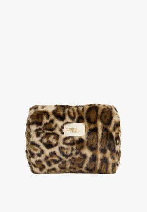 Pequeño pouch rectangular cubierto de pelaje sintético con estampado de leopardo, con una etiqueta cosida que dice "grain de malice."