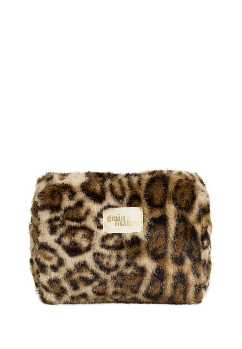 Pequeño pouch rectangular cubierto de pelaje sintético con estampado de leopardo, con una etiqueta cosida que dice "grain de malice."