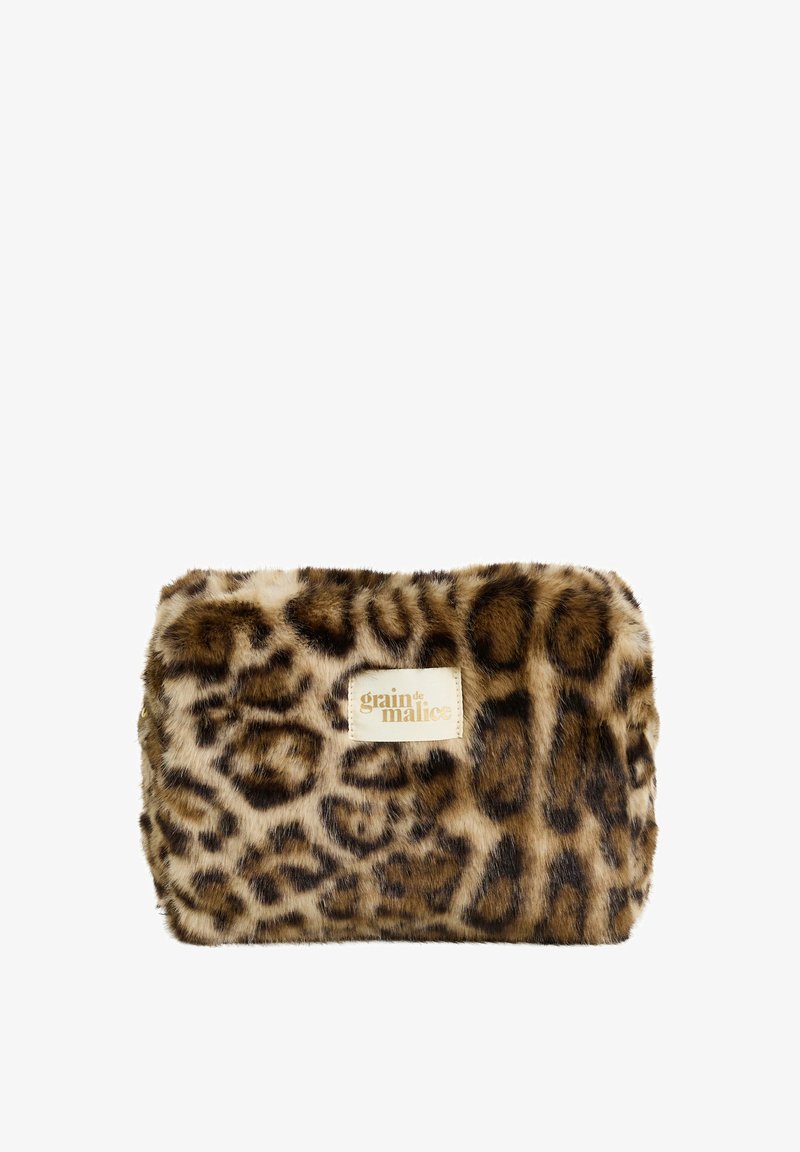 Pequeño pouch rectangular cubierto de pelaje sintético con estampado de leopardo, con una etiqueta cosida que dice "grain de malice."
