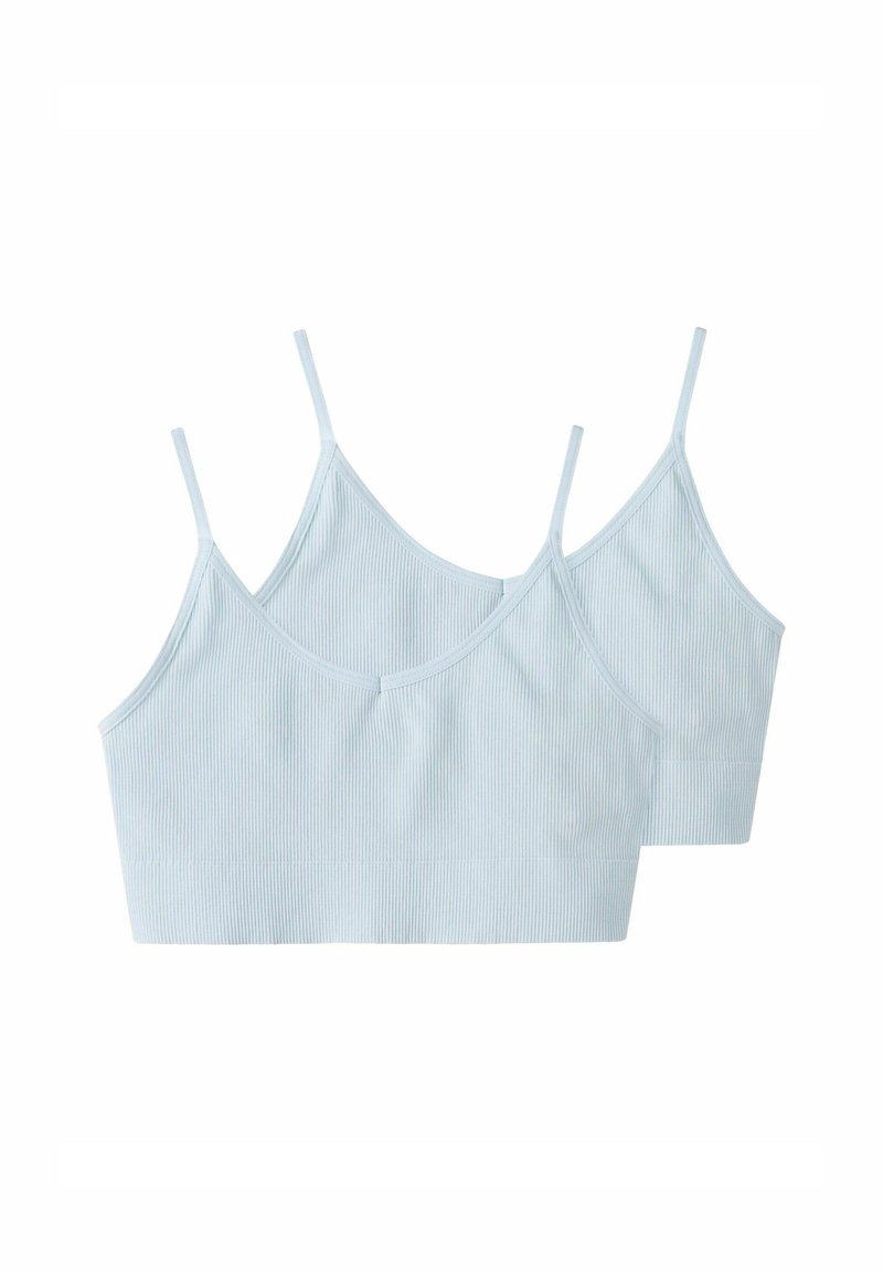 Pakke med to lyseblå ribbede crop tops, der har tynde justerbare stropper og et sømløst design for komfort og lethed ved brug.