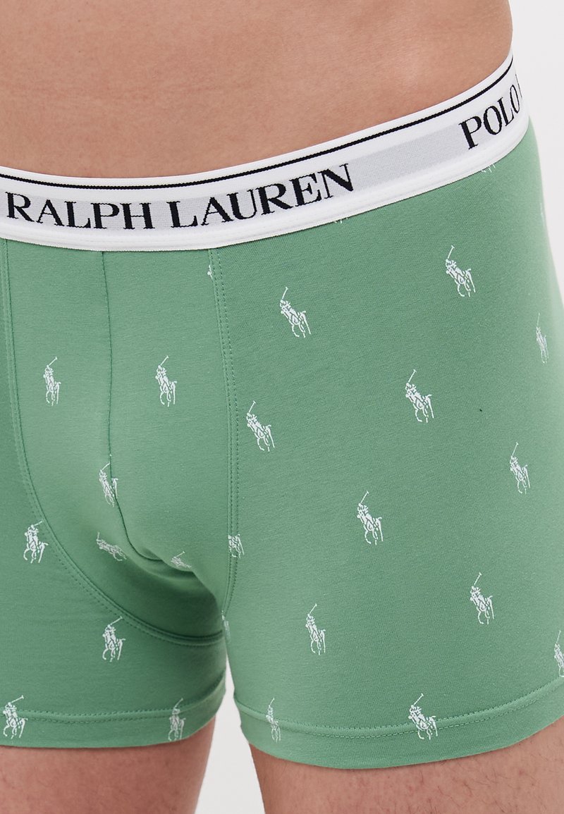 Zielone bawełniane bokserki z wzorem białego gracza polo. Posiadają biały pas z nadrukiem "RALPH LAUREN" i "POLO" w czerni.