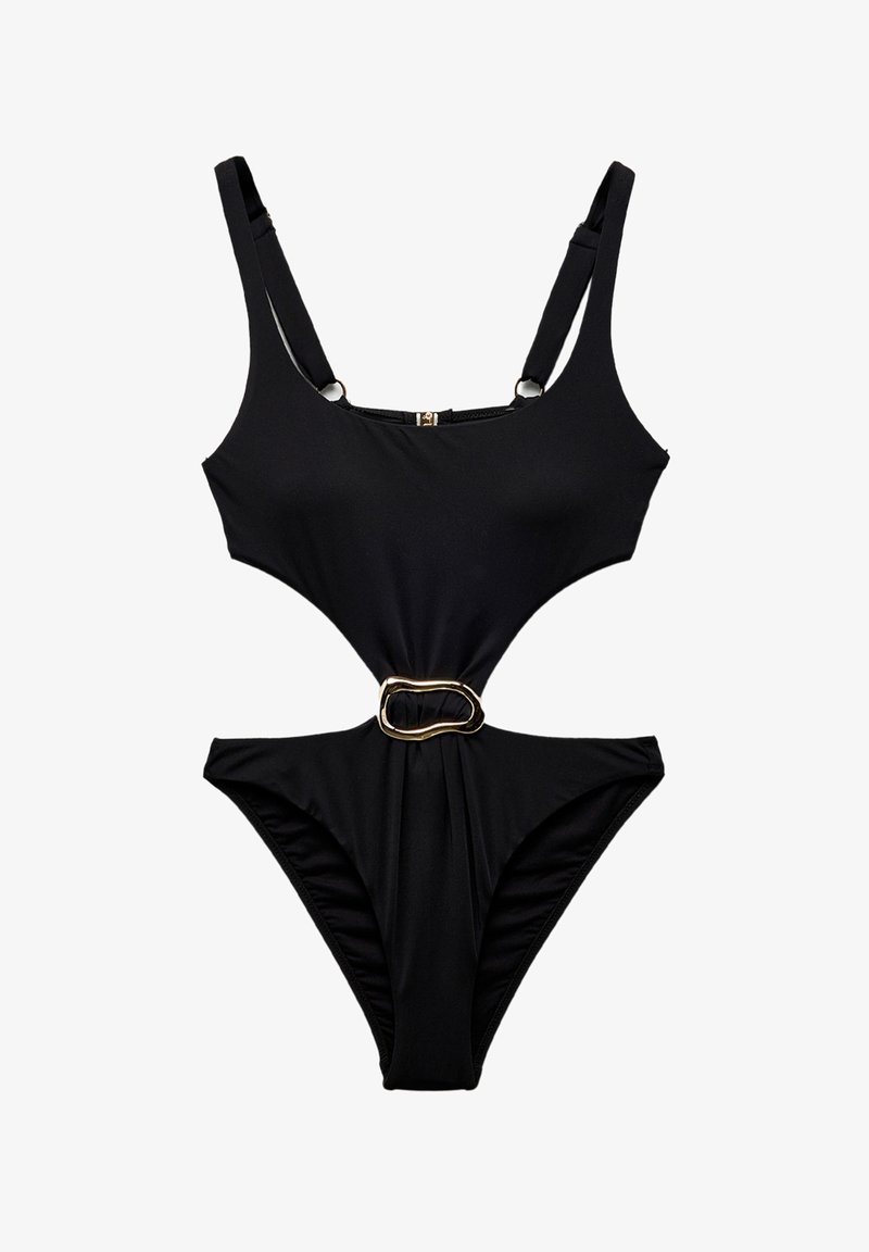 Maillot de bain une pièce noir avec des bretelles réglables, des côtés découpés et un détail en boucle en or à la taille. Tissu lisse et extensible.
