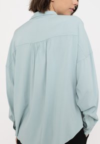 Soft Rebels SRFREEDOM WIDE  - Nööpidega pluus - gray mist