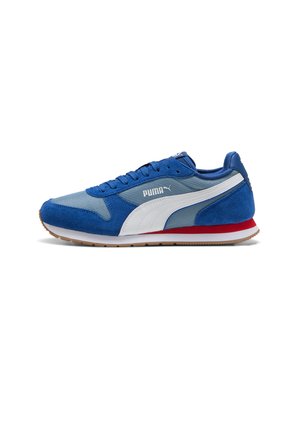 Blauer Sneaker mit einem Obermaterial aus Wildleder und Mesh, weißem Puma-Logo, rotem Akzent an der Sohle und einer Gummisohle für bessere Griffigkeit.