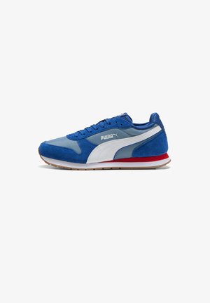 Blauer Sneaker mit einem Obermaterial aus Wildleder und Mesh, weißem Puma-Logo, rotem Akzent an der Sohle und einer Gummisohle für bessere Griffigkeit.
