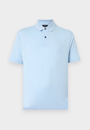Lyseblå polo t-shirt med korte ærmer, to sorte knapper og en klassisk krave, vist på en ensfarvet hvid baggrund.