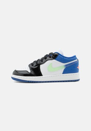Nízke tenisky s bielymi, čiernymi a modrými koženými panelmi, zeleným logom Nike Swoosh, čiernymi šnúrkami a bielou podrážkou s modrým vzorom.