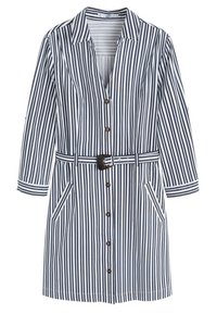 Abito a righe con maniche a tre quarti, colori navy e bianco, vita con cintura e due tasche frontali.