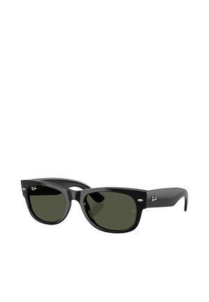 Occhiali da sole Ray-Ban Wayfarer neri con lenti verde scuro e borchie argento agli angoli anteriori della montatura.