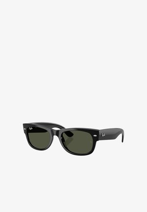 Czarne okulary przeciwsłoneczne Ray-Ban Wayfarer z ciemnozielonymi soczewkami i srebrnymi ozdobnymi ćwiekami na przednich narożnikach oprawki.