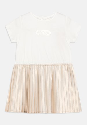Vestido corto de manga corta blanco con detalle de logo brillante, que presenta una falda plisada dorada hecha de material similar a satén.