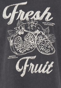 Texte "Fresh Fruit" avec une illustration détaillée de grenade et de petites phrases "Enjoy little things, love yourself" et "Delightful, have a nice day."