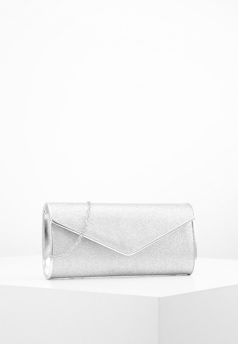Stříbrná klučení taška s lesklým povrchem, v designu obálky, metalickými akcenty a odnímatelným řetízkem na nošení. Obdélníkový tvar s hladkým povrchem.